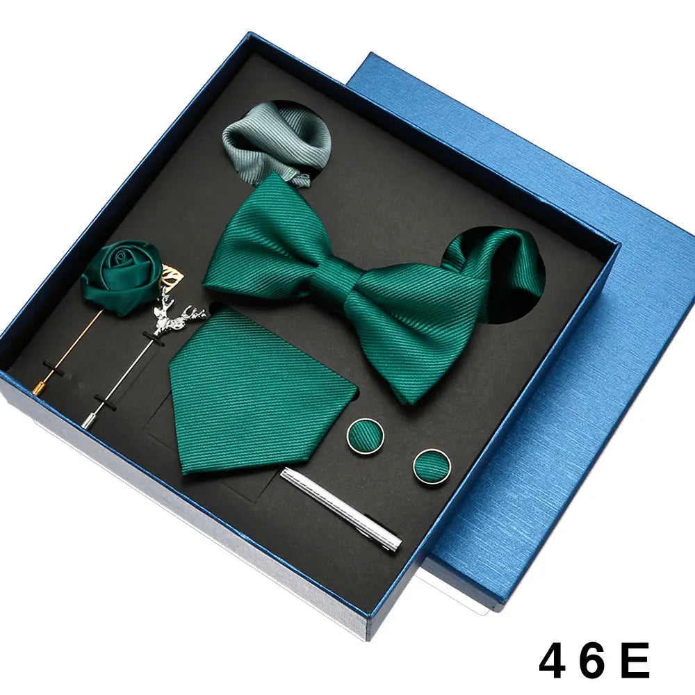 Coffret Cravate avec nœud papillon, mouchoirs, boutons de manchettes et broches - 24 coloris